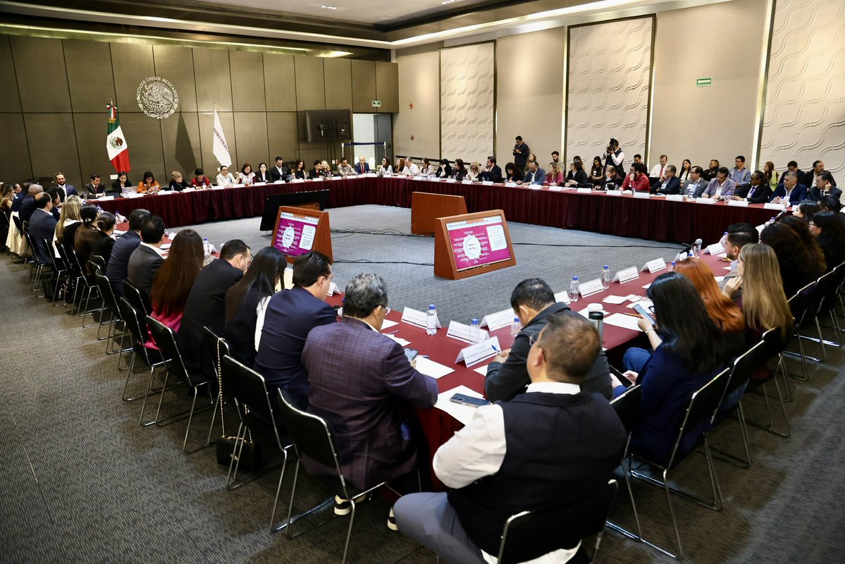 rosaicela_'s tweet photo. Junto con las secretarias @Letamaya y @EdnaElenaVegaR1 e integrantes del @GobiernoMX, nos reunimos con presidentas y presidentes municipales para fortalecer y evaluar los avances de #TerritoriosDePaz, acción con la que atendemos las causas que generan la violencia y promovemos la paz en las comunidades. 🇲🇽 🕊️ @Claudiashein @RocioBarcenaM @Maffiguer @MiguelTorrucoG @GomezSaracibar @Rommel_Pacheco @Bety_Olivares @AbrahamCarro @MRocioGP @taniacarro_