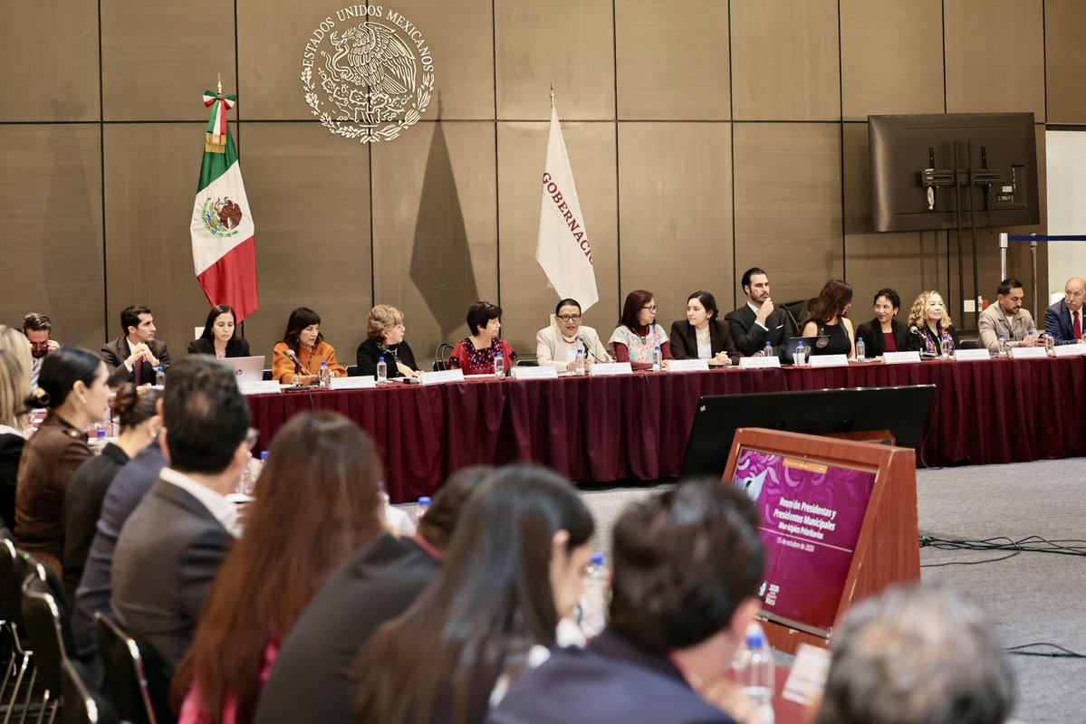 rosaicela_'s tweet photo. Junto con las secretarias @Letamaya y @EdnaElenaVegaR1 e integrantes del @GobiernoMX, nos reunimos con presidentas y presidentes municipales para fortalecer y evaluar los avances de #TerritoriosDePaz, acción con la que atendemos las causas que generan la violencia y promovemos la paz en las comunidades. 🇲🇽 🕊️ @Claudiashein @RocioBarcenaM @Maffiguer @MiguelTorrucoG @GomezSaracibar @Rommel_Pacheco @Bety_Olivares @AbrahamCarro @MRocioGP @taniacarro_
