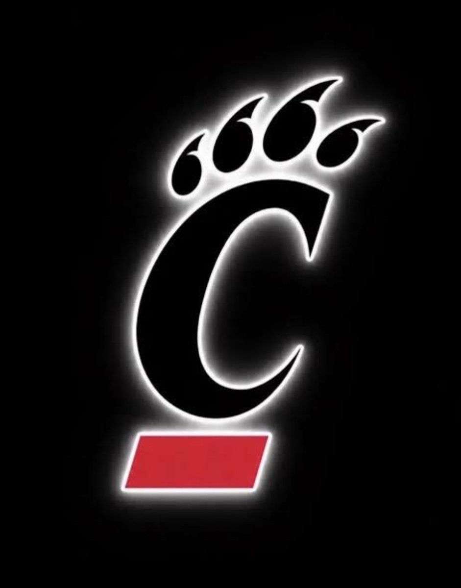 kaleb_young6's tweet photo. I am blessed to receive my 13th D1 offer from university of Cincinnati @JacobHaisley @CoachStingley @ChadSimmons_ @TFloss32 @CortBraswell @Fast7v7 @MikeRoach247 @KHSMustangFBall @CoachNupe @justinallen_13 @adamgorney @ALL_EN_7v7 https://t.co/ge5z2nicDX