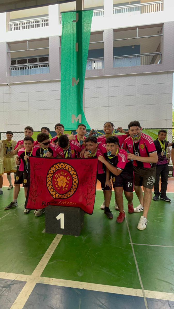 joov1d's tweet photo. Por essa hora nós ja éramos (bi)campeões 🩷🖤 https://t.co/WXNfFJHkEk