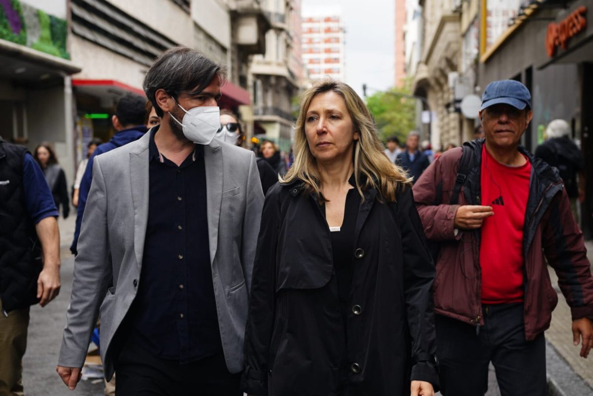 izquierdadiario's tweet photo. Denuncia a la feroz represión. Bregman en defensa del derecho a la protesta: “Cuando el pueblo siente bronca y asco tiene que manifestarlo”.  La diputada nacional del PTS-FITU estuvo en la movilización de este jueves. Denunció la intensa represión contra miles de personas. "Cuando un gobierno se impone a fuerza de DNU y represión, es claramente AUTORITARIO. La violencia es estatal y no hay por qué aceptarla", criticó.
 https://t.co/C8oGIevxXW