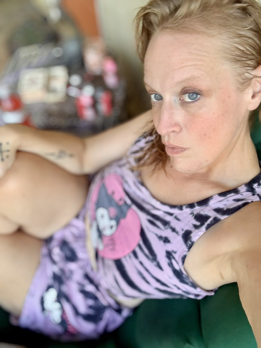 OmenLuna's tweet photo. Freshly showered and fed gonna hit the Penjamin Franklin then hit the hay to lurk, read, and then pass out. I will bid you a goodnight, for now (I’m planning to be in space by the time I’m done.) https://t.co/UmJo1WJ2MS