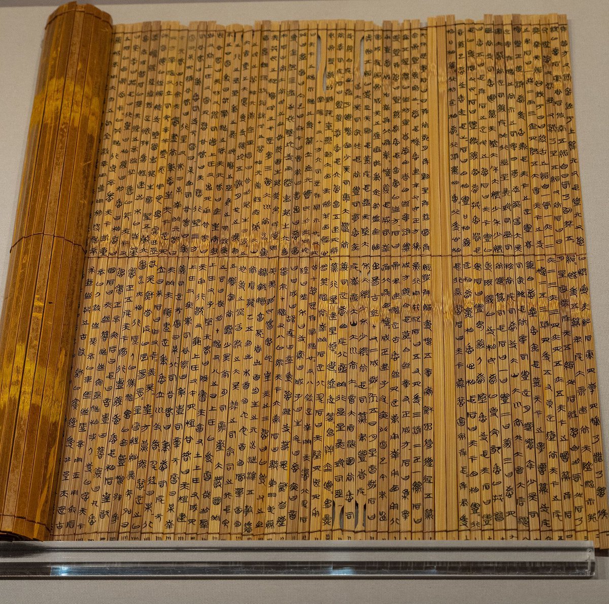 WorldofChinese's tweet photo. #Bamboo is more than a plant—it is a symbol deeply rooted in #ChineseCulture and history. For millennia, it served practical purposes, from recording texts to creating everyday tools. But its influence went far beyond function.
https://t.co/E9dbzkpdEw https://t.co/Iml6eeoapB