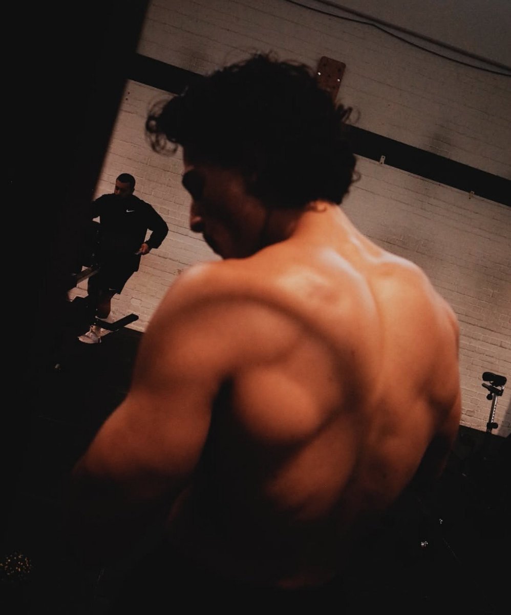 cloisq's tweet photo. "Ele é o homem mais lindo que já vi. Mesmo a cicatriz que divide a sobrancelha esquerda e marca o canto da bochecha só o deixa mais gostoso. Gostoso pra caramba. Gostoso pra caralho. Em um nível de gostoso que vai acabar com a sua vida, mas que vai te fazer gostar mesmo assim." https://t.co/nDOrxFsIWY