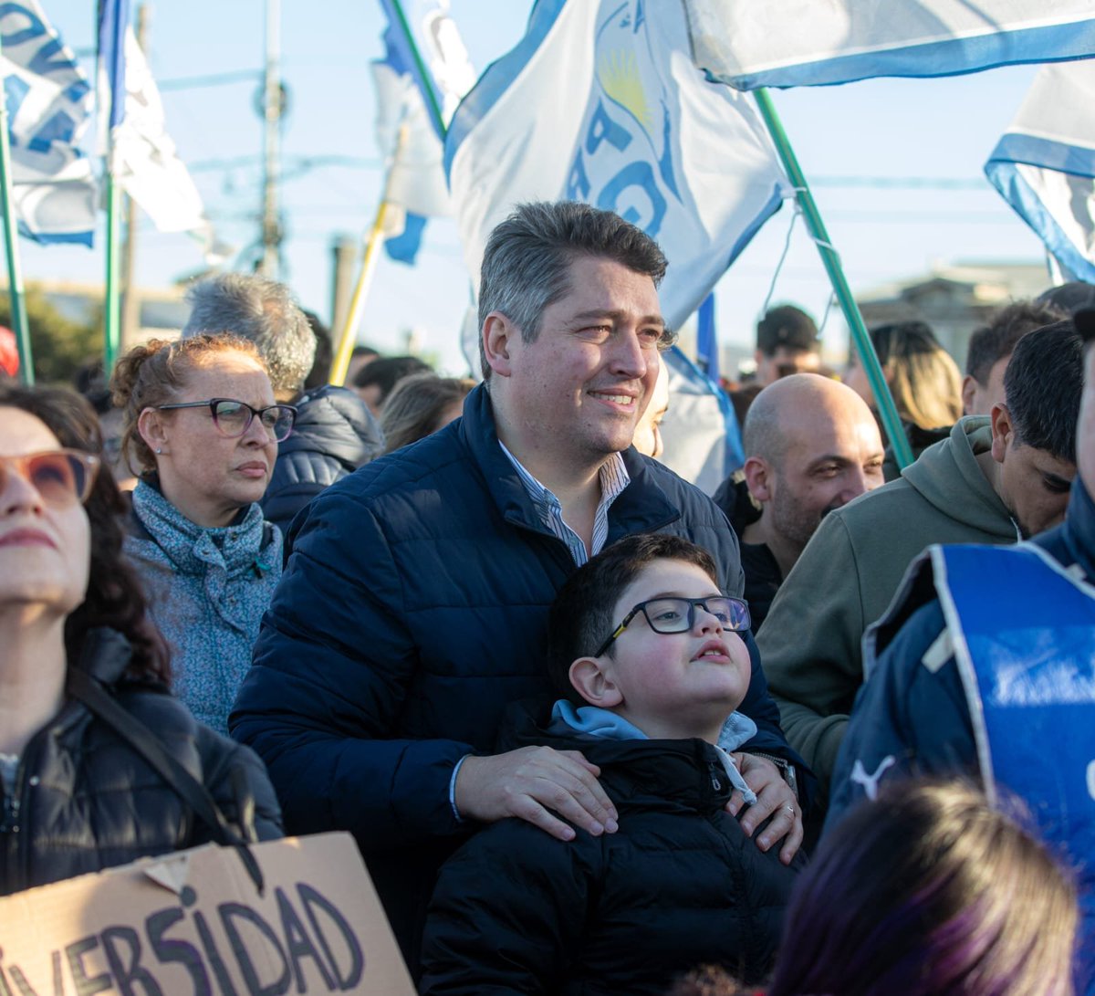 MartinPerezTDF's tweet photo. Hoy acompañé la Marcha Federal Universitaria en Río Grande, junto a estudiantes, docentes, trabajadores y familias que defienden nuestra universidad pública.

Tierra del Fuego necesita universidades fuertes para generar más industria, tecnología y empleo. Necesitamos que nuestros jóvenes puedan estudiar, formarse y encontrar oportunidades para desarrollar su futuro en nuestra provincia.

El Gobierno nacional tiene que cumplir la Ley de Financiamiento Universitario. Nuestras universidades necesitan recursos para funcionar, docentes con salarios dignos y condiciones para seguir formando profesionales.

Defender la universidad pública también es defender nuestra industria, el trabajo y las oportunidades de las próximas generaciones.