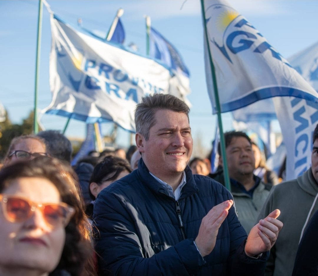 MartinPerezTDF's tweet photo. Hoy acompañé la Marcha Federal Universitaria en Río Grande, junto a estudiantes, docentes, trabajadores y familias que defienden nuestra universidad pública.

Tierra del Fuego necesita universidades fuertes para generar más industria, tecnología y empleo. Necesitamos que nuestros jóvenes puedan estudiar, formarse y encontrar oportunidades para desarrollar su futuro en nuestra provincia.

El Gobierno nacional tiene que cumplir la Ley de Financiamiento Universitario. Nuestras universidades necesitan recursos para funcionar, docentes con salarios dignos y condiciones para seguir formando profesionales.

Defender la universidad pública también es defender nuestra industria, el trabajo y las oportunidades de las próximas generaciones.
