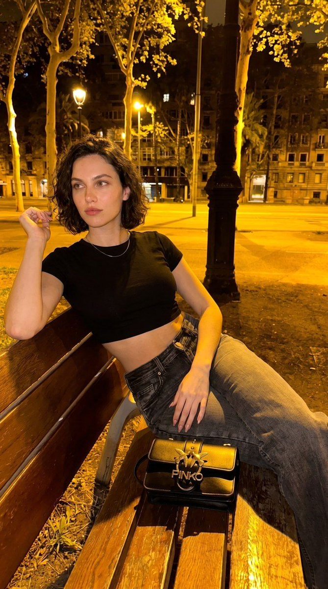 camrynlaval's tweet photo. sleepy under these street lamps #candid https://t.co/iTUDcvmyRE