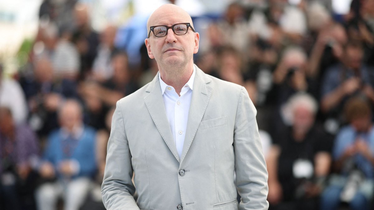 PreviouslyFilmx's tweet photo. #TheBatmanPartII

⚠️ATENCIÓN⚠️

¡Cambio de director!

Steven Soderbergh se hará cargo de la dirección de #TheBatman2 hasta finalizar el rodaje.

Él y Reeves trabajarán juntos y mantendrán comunicación.

Matt Reeves se reeincirporará al proyecto para la posproducción. https://t.co/zDVesDCnXM