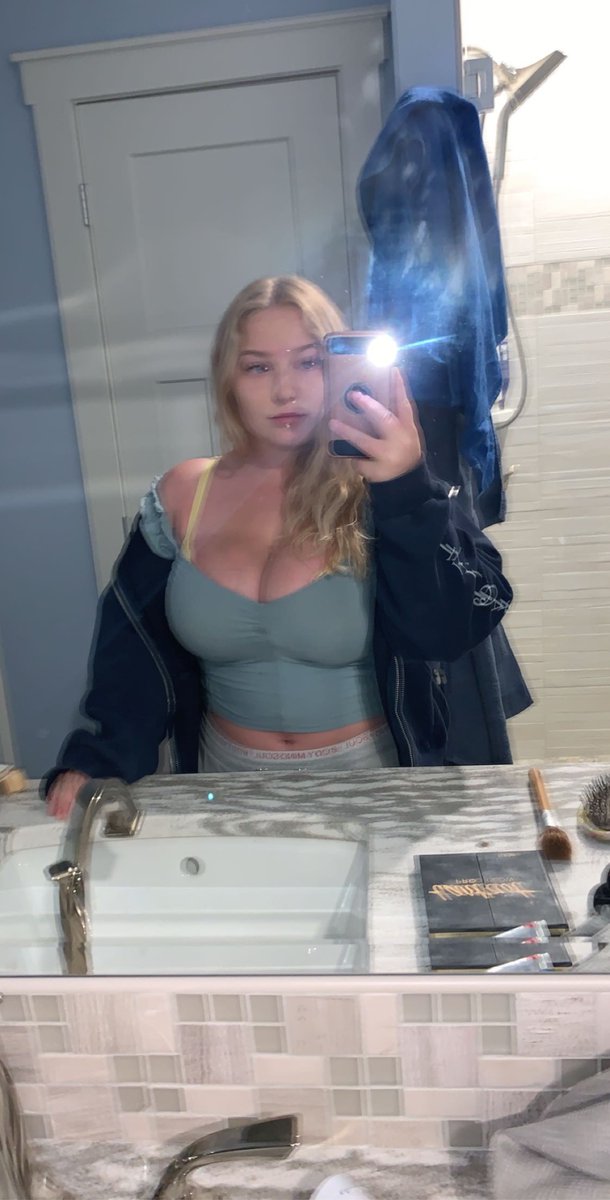 Dexz8r's tweet photo. Can anyone post my big titty sis https://t.co/4cpJ8PO8s3