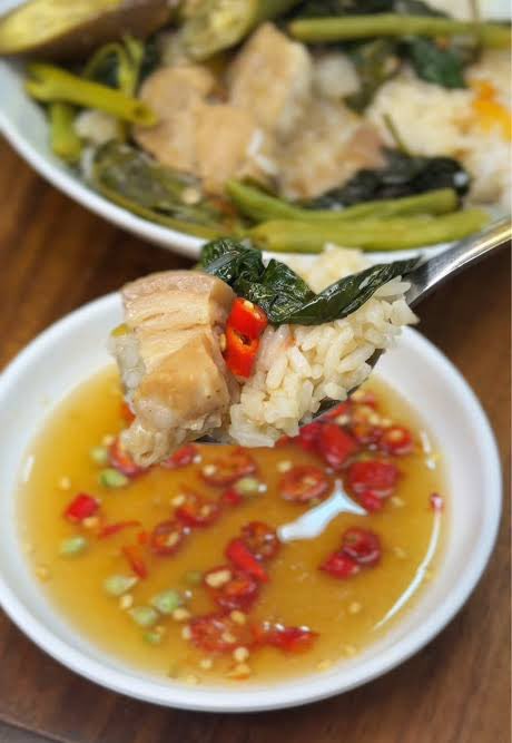 kingslay3r__'s tweet photo. Pakasarap ng sinugang with sawasawan na patis na may kalamansi at sili no? 

Kayo mga bes, anong lunch niyo? https://t.co/znaC6L0Bd0