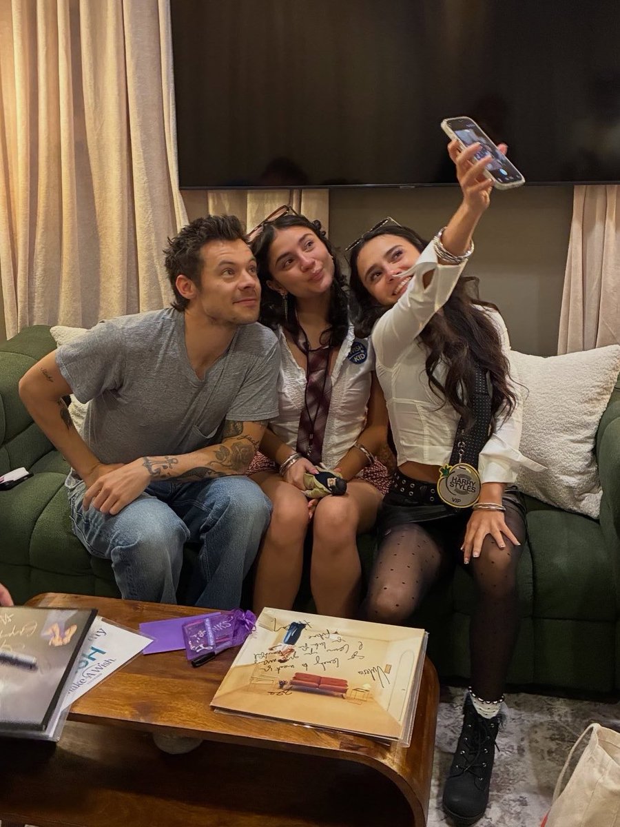 hstbrasil's tweet photo. MUITO FOFO! 🥹🤍 Harry Styles com fãs nos bastidores do Madison Square Garden, através do Make-A-Wish ontem, 14 de outubro.

via bbbri_carr https://t.co/wOSB1sUop4