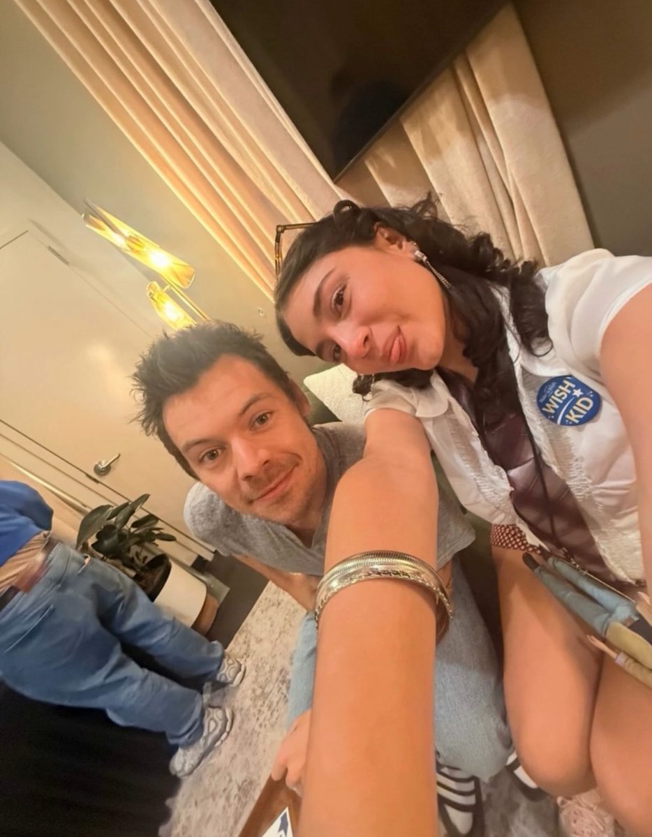 hstbrasil's tweet photo. MUITO FOFO! 🥹🤍 Harry Styles com fãs nos bastidores do Madison Square Garden, através do Make-A-Wish ontem, 14 de outubro.

via bbbri_carr https://t.co/wOSB1sUop4