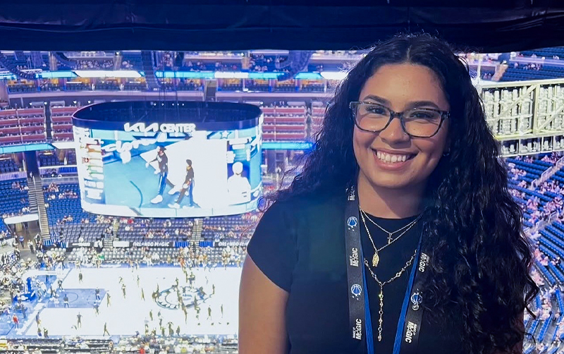 csuf's tweet photo. From Titan internships to creating content courtside in the @NBA. 🏀📱

CSUF business alum Kimberly Noriega ’25 turned her passion for sports marketing into a role with the @OrlandoMagic. Her internships with Titan Eats and Titan Athletics helped her gain experience to break into the industry.

Learn more about Kimberly's journey and experience working in the NBA in this podcast:  https://t.co/ld8nrmZ8ab
@csufalumni