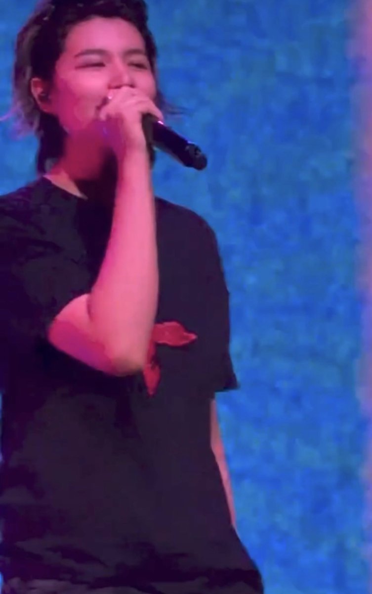 loutifulday's tweet photo. 261015 LOUIS - 4SHO 4SHO
he’s smiling again while singing🥹❤️

[Serenades &amp; Body Rolls in Zurich]
#LOUIS #루이 #LNGSHOT #롱샷 https://t.co/kYtck8QDYl