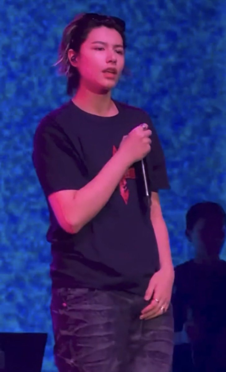 loutifulday's tweet photo. 261015 LOUIS - 4SHO 4SHO
he’s smiling again while singing🥹❤️

[Serenades &amp; Body Rolls in Zurich]
#LOUIS #루이 #LNGSHOT #롱샷 https://t.co/kYtck8QDYl