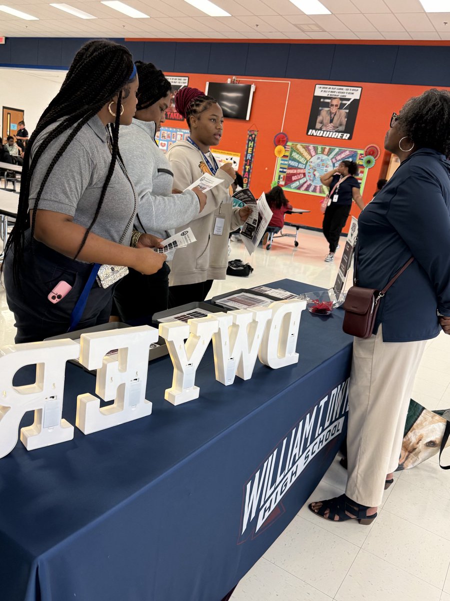 APBoxill's tweet photo. Thank you @DwyerHS for showcasing your school at H.L. Watkins Thursday High School Showcase event! Our 8th graders were excited to learn about your choice programs and the opportunities that await!@WatkinsSeminol1 @presleycharles https://t.co/I0SKRCBqqP