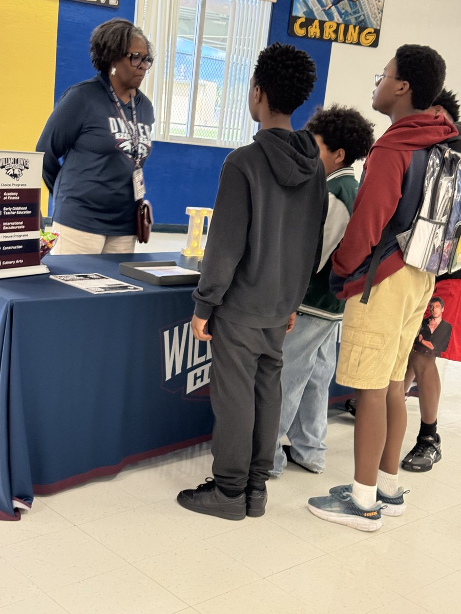 APBoxill's tweet photo. Thank you @DwyerHS for showcasing your school at H.L. Watkins Thursday High School Showcase event! Our 8th graders were excited to learn about your choice programs and the opportunities that await!@WatkinsSeminol1 @presleycharles https://t.co/I0SKRCBqqP
