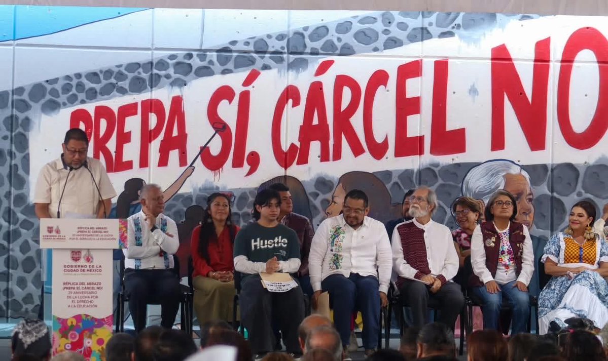 MarthaAvilaCDMX's tweet photo. Hace 29 años, la comunidad de San Miguel Teotongo levantó la voz para exigir educación, oportunidades y un trato digno para el oriente de la Ciudad.

Hoy me dio mucho gusto regresar a este espacio para recordar aquella lucha de “¡Prepa Sí, Cárcel No!”, que logró transformar una cárcel en una preparatoria pública y abrió nuevas oportunidades para miles de jóvenes.

También fue un momento para reconocer a quienes hicieron posible esa historia, entre ellas nuestra hoy Jefa de Gobierno, Clara Brugada, quien desde entonces acompañó y defendió esta causa junto a la comunidad. ❤️

¡Prepa Sí, Cárcel No!
#PorIztapalapaSiempre