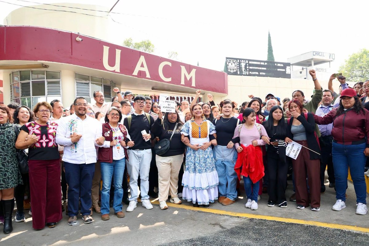 MarthaAvilaCDMX's tweet photo. Hace 29 años, la comunidad de San Miguel Teotongo levantó la voz para exigir educación, oportunidades y un trato digno para el oriente de la Ciudad.

Hoy me dio mucho gusto regresar a este espacio para recordar aquella lucha de “¡Prepa Sí, Cárcel No!”, que logró transformar una cárcel en una preparatoria pública y abrió nuevas oportunidades para miles de jóvenes.

También fue un momento para reconocer a quienes hicieron posible esa historia, entre ellas nuestra hoy Jefa de Gobierno, Clara Brugada, quien desde entonces acompañó y defendió esta causa junto a la comunidad. ❤️

¡Prepa Sí, Cárcel No!
#PorIztapalapaSiempre