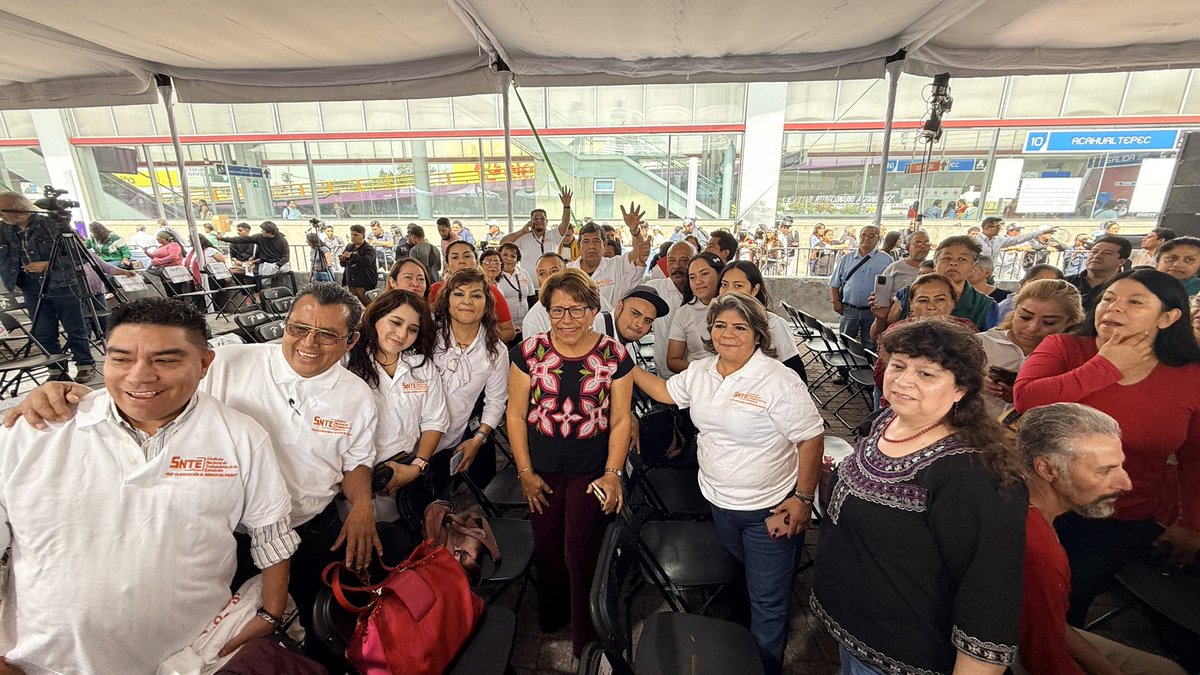 MarthaAvilaCDMX's tweet photo. Hace 29 años, la comunidad de San Miguel Teotongo levantó la voz para exigir educación, oportunidades y un trato digno para el oriente de la Ciudad.

Hoy me dio mucho gusto regresar a este espacio para recordar aquella lucha de “¡Prepa Sí, Cárcel No!”, que logró transformar una cárcel en una preparatoria pública y abrió nuevas oportunidades para miles de jóvenes.

También fue un momento para reconocer a quienes hicieron posible esa historia, entre ellas nuestra hoy Jefa de Gobierno, Clara Brugada, quien desde entonces acompañó y defendió esta causa junto a la comunidad. ❤️

¡Prepa Sí, Cárcel No!
#PorIztapalapaSiempre