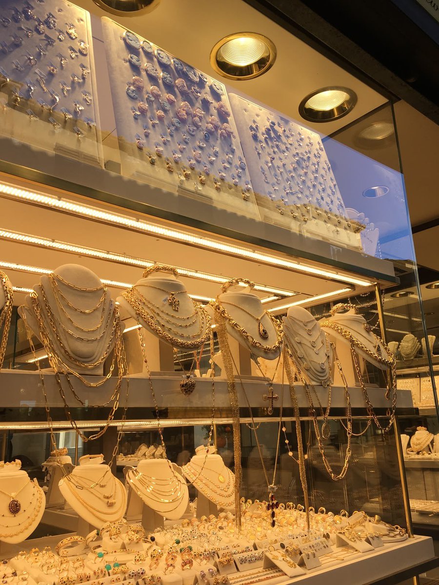 lotustea67's tweet photo. Picking out a gift for a friend of mine. I do hope they’ll like it. https://t.co/9HkHNKCMX5