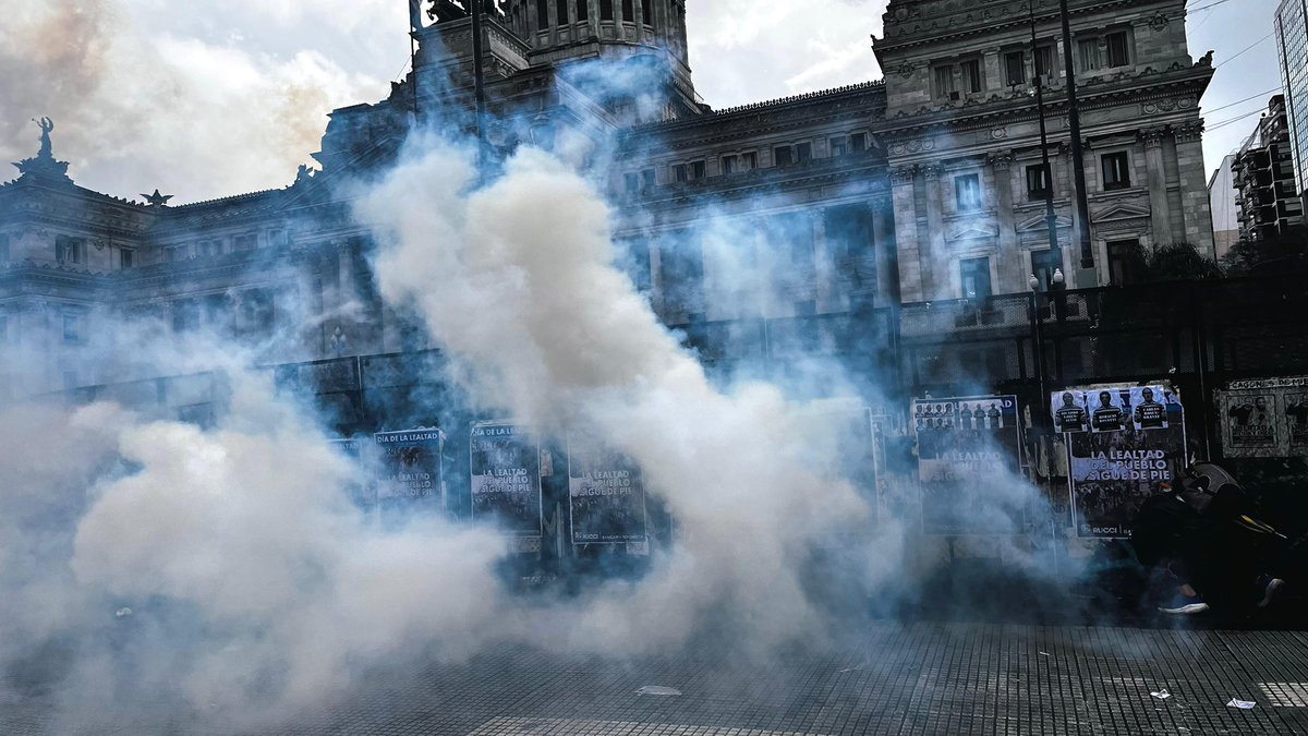 sipreba's tweet photo. Repudiamos la represión del Gobierno contra la masiva marcha por la Educación Pública y contra el DNU 70/23.
Varios fotógrafos y fotógrafas freelance y de medios como Página/12, TeleSISA, Grito del Sur, entre otros, fueron alcanzados por balas de goma, mientras cientos de personas resultaron afectadas por los gases. Rechazamos también la agresión contra el camarógrafo de C5N.

La violencia no puede ser la única respuesta del Gobierno, mientras incumple las leyes y entrega nuestra soberanía.

📸 Edgardo Gómez