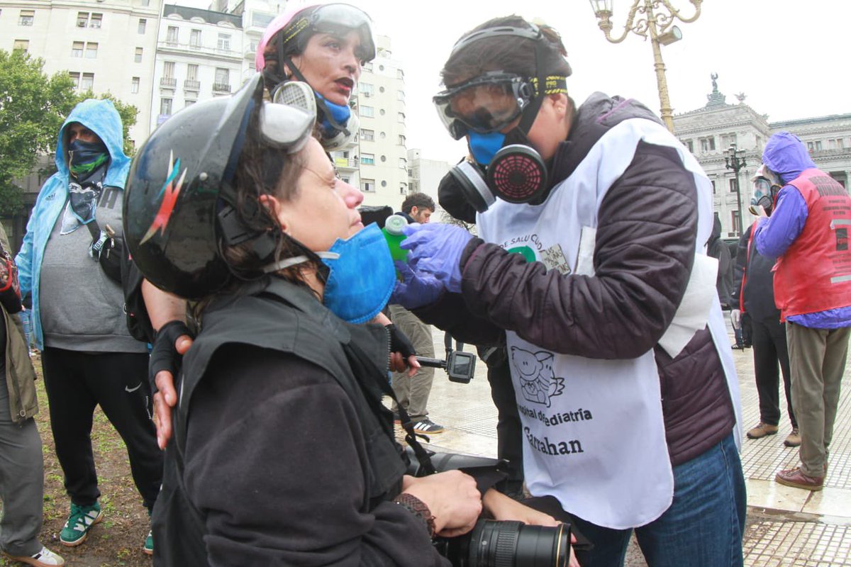 sipreba's tweet photo. Repudiamos la represión del Gobierno contra la masiva marcha por la Educación Pública y contra el DNU 70/23.
Varios fotógrafos y fotógrafas freelance y de medios como Página/12, TeleSISA, Grito del Sur, entre otros, fueron alcanzados por balas de goma, mientras cientos de personas resultaron afectadas por los gases. Rechazamos también la agresión contra el camarógrafo de C5N.

La violencia no puede ser la única respuesta del Gobierno, mientras incumple las leyes y entrega nuestra soberanía.

📸 Edgardo Gómez