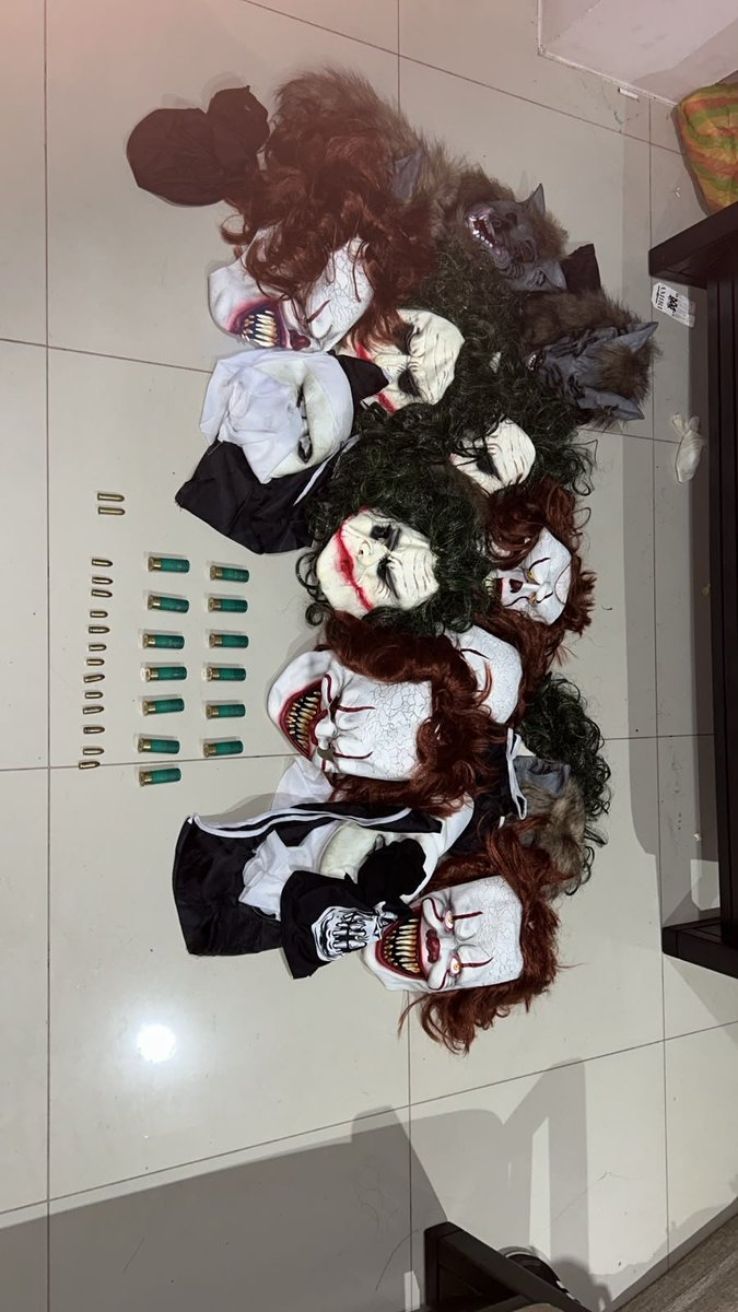 CataGarciaTA's tweet photo. G200: LOS DEMONIOS DE MANABÍ
Las máscaras no tienen nada que envidiarles a sus portadores. 
Rostros diabólicos, pelucas y municiones forman parte de la imagen vinculada a G200, banda que opera en Manabí y que, según información policial, es el brazo armado de Los Choneros. https://t.co/rX3pQgNs3v
