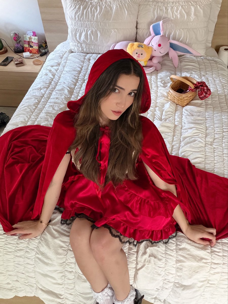 racksonrays's tweet photo. little red riding hood 🐺 https://t.co/6vje5pD6NW