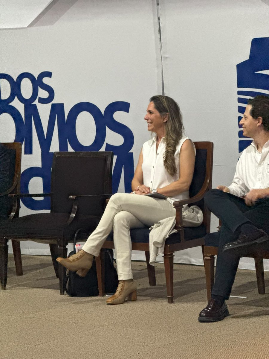PROFEPA_Mx's tweet photo. Este día la Procuradora @mariana_boy firmó el Convenio Marco entre la Profepa y el Tecnológico Nacional de México para la puesta en marcha de 20 Centros Regionales de Prevención y Calidad Ambiental en los institutos de la red TecNM. 

Durante su participación, comentó que la creación de estos Centros es una estrategia ambiciosa que tiene dos objetivos: que las empresas cumplan con la normativa y eviten los impactos ambientales, y que docentes y estudiantes de los institutos se vinculen con las empresas que operan a su alrededor. 

En el evento también estuvo presente @aliciabarcena, Secretaria de la @SEMARNAT_mx, Ramón Jiménez, director general del @TecNM_MX, Isauro Martínez, comisionado para el saneamiento del río #Tula, Jaime Vázquez, comisionado para el saneamiento del río #Atoyac, y María de Lourdes Medina, presidenta de la @CANACINTRAMex.