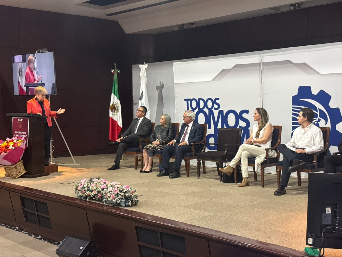 PROFEPA_Mx's tweet photo. Este día la Procuradora @mariana_boy firmó el Convenio Marco entre la Profepa y el Tecnológico Nacional de México para la puesta en marcha de 20 Centros Regionales de Prevención y Calidad Ambiental en los institutos de la red TecNM. 

Durante su participación, comentó que la creación de estos Centros es una estrategia ambiciosa que tiene dos objetivos: que las empresas cumplan con la normativa y eviten los impactos ambientales, y que docentes y estudiantes de los institutos se vinculen con las empresas que operan a su alrededor. 

En el evento también estuvo presente @aliciabarcena, Secretaria de la @SEMARNAT_mx, Ramón Jiménez, director general del @TecNM_MX, Isauro Martínez, comisionado para el saneamiento del río #Tula, Jaime Vázquez, comisionado para el saneamiento del río #Atoyac, y María de Lourdes Medina, presidenta de la @CANACINTRAMex.