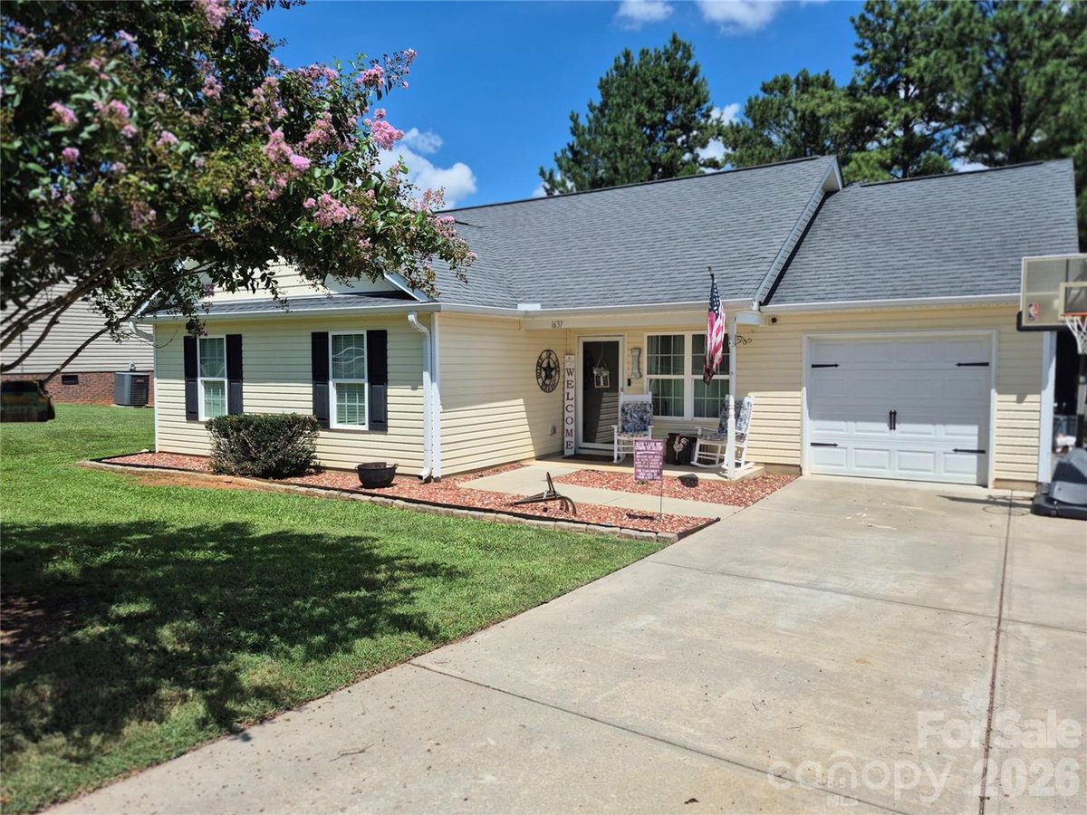 JanicePeeler's tweet photo. If you know someone that's looking for a new home, tag them! This could be the one they're looking for. https://t.co/hO0qKeKvGw