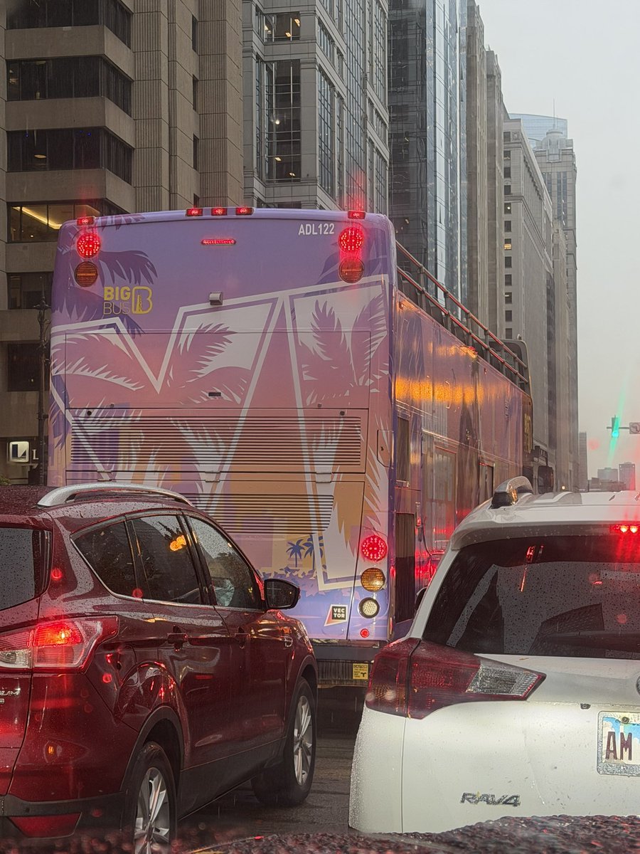 AntPar24's tweet photo. JUST SPOTTED A #GTAVI BUS IN CHICAGO !!!!! https://t.co/vlS9bFfMq1