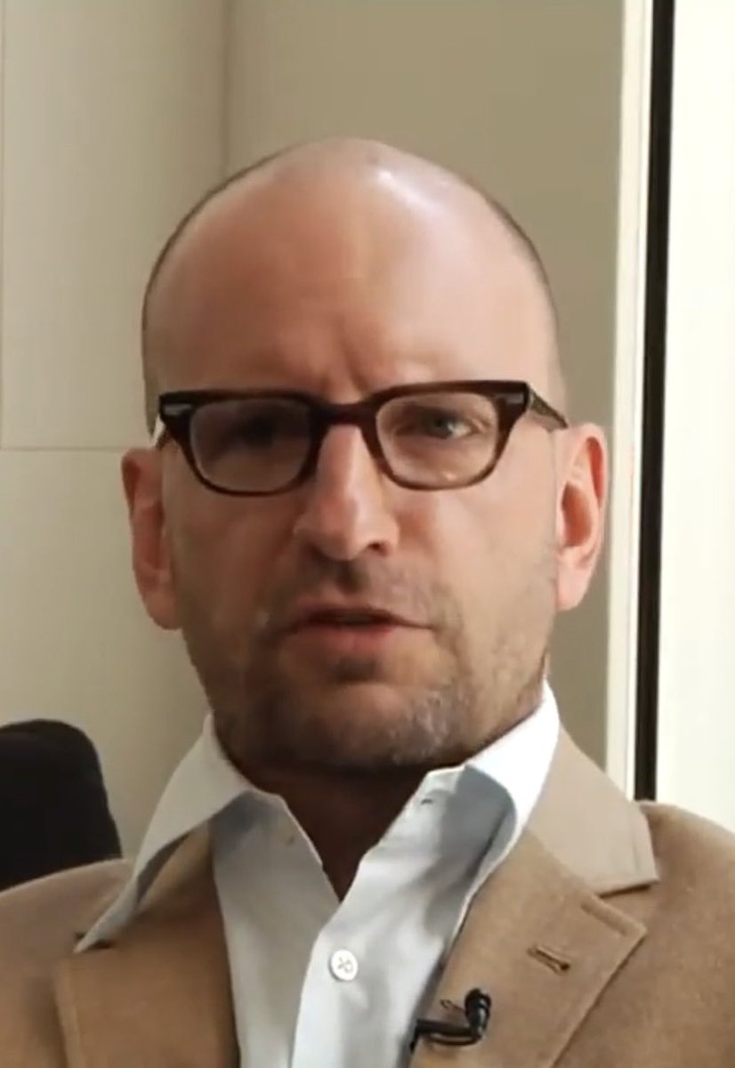 DiscussingFilm's tweet photo. Steven Soderbergh approached Matt Reeves himself and offered to help finish ‘THE BATMAN: PART 2’.

“The goal here is to work with Matt and his team to generate footage that will integrate seamlessly with what’s already been shot so Matt can properly finish his film.” https://t.co/jbIwG9W0Fa