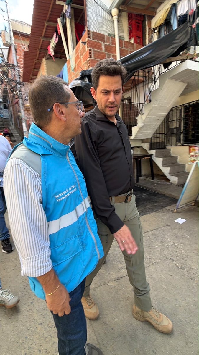 arcilaDDHH's tweet photo. Seguimos en los territorios con el alcalde (e) @ManuelVillaMe         
Después de la emergencia causada por las fuertes lluvias, la Alcaldía de la Gente visitó a las familias de los barrios El Pesebre y Blanquizal para escuchar sus necesidades, conocer sus principales afectaciones y avanzar en la búsqueda de soluciones y a garantizar su protección 

🩵Seguimos cerca de las comunidades, brindando acompañamiento y trabajando por el bienestar de quienes más lo necesitan. @FicoGutierrez @AlcaldiadeMed @PazDDHHmed