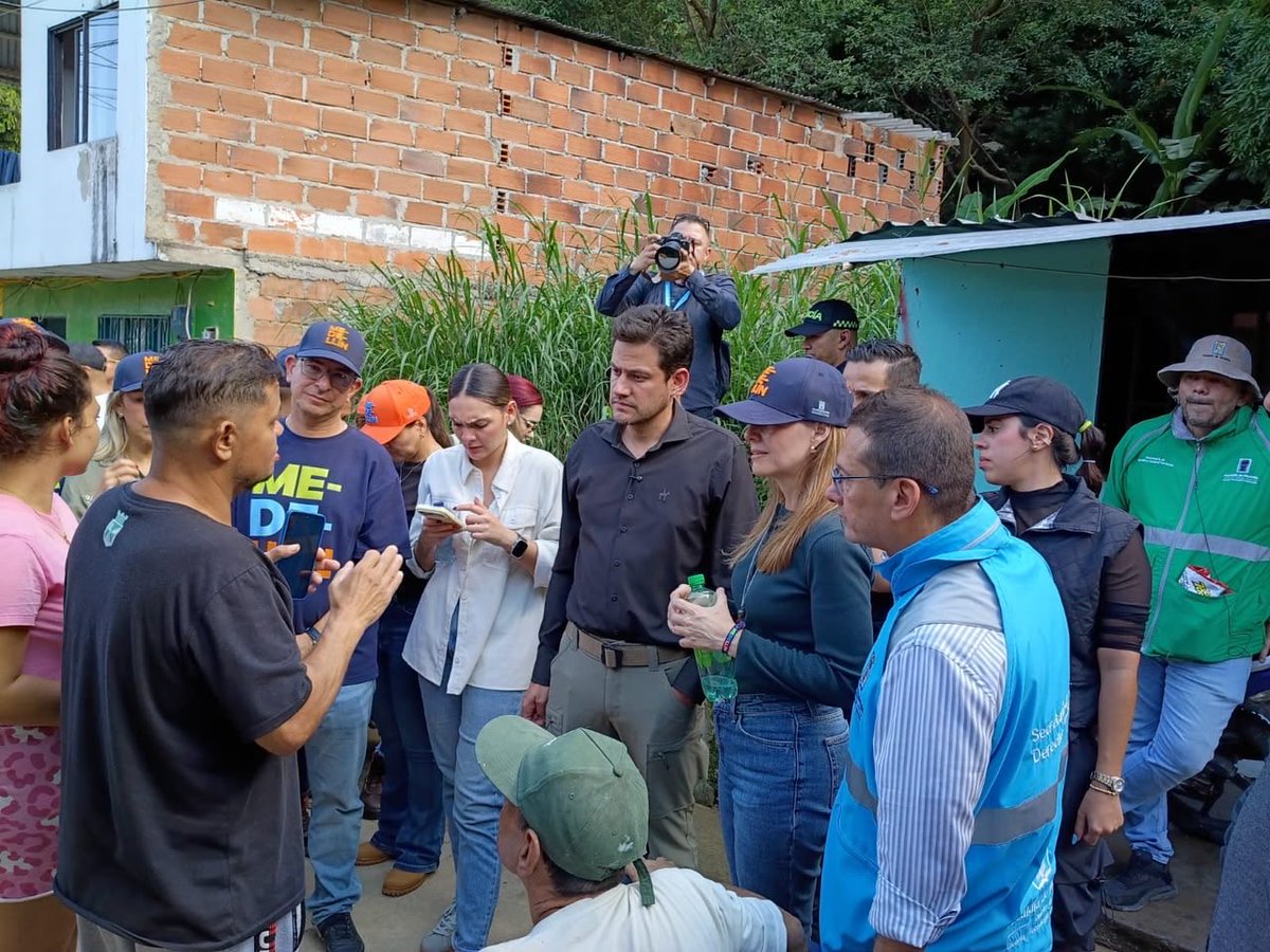 arcilaDDHH's tweet photo. Seguimos en los territorios con el alcalde (e) @ManuelVillaMe         
Después de la emergencia causada por las fuertes lluvias, la Alcaldía de la Gente visitó a las familias de los barrios El Pesebre y Blanquizal para escuchar sus necesidades, conocer sus principales afectaciones y avanzar en la búsqueda de soluciones y a garantizar su protección 

🩵Seguimos cerca de las comunidades, brindando acompañamiento y trabajando por el bienestar de quienes más lo necesitan. @FicoGutierrez @AlcaldiadeMed @PazDDHHmed