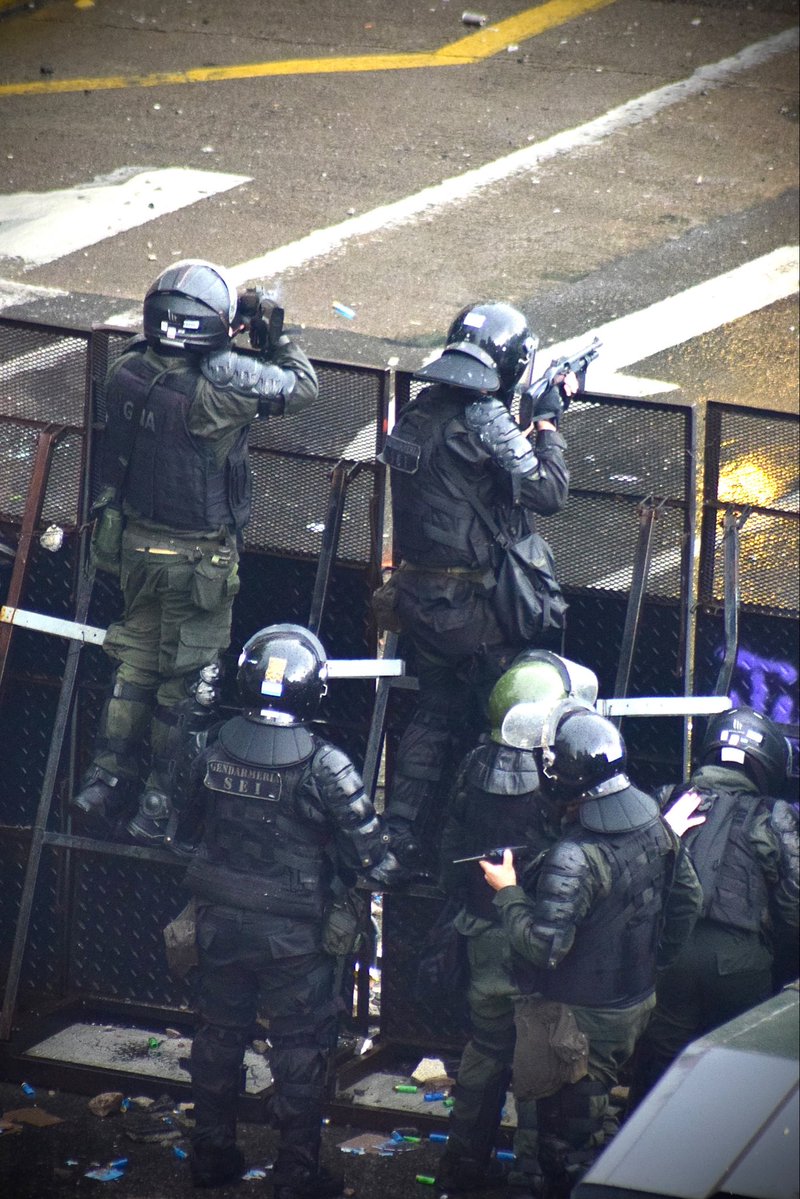 CastagnetoC's tweet photo. LA DEMOCRACIA EN JAQUE.

Cuándo fue que en nuestro país reclamar pacíficamente se transformó en una guerra contra el pueblo? 
El accionar criminal de las fuerzas disparando al pecho de los jóvenes, docentes y ciudadanos de a pie hoy, es la muestra de la postura que tiene el gobierno dictatorial de Milei. 
Los diputados que no dieron quorum y que se levantaban a hablar por teléfono para que no tratemos los principales problemas que destruyen a nuestra querida Nación, son cómplices.
Queremos derogar el DNU 70, porque es inconstitucional.
Queremos defender a las personas y familias con discapacidad y también a los jóvenes y docentes universitarios a quienes les roban el presente y lo que es peor aún, el futuro.
Queremos ayudar a los millones de argentinos y argentinas que se endeudaron porque este gobierno los ahogó.
Tanto Milei como Caputo, Bausili, Lugones, Monteoliva, los partidos dialoguistas, gobernadores vendidos y diputados que fomentan el odio, serán recordados en nuestra historia.
Lo de hoy, no debe suceder nunca más! 
Tenemos que ponernos firmes y decir basta a semejante atropello!