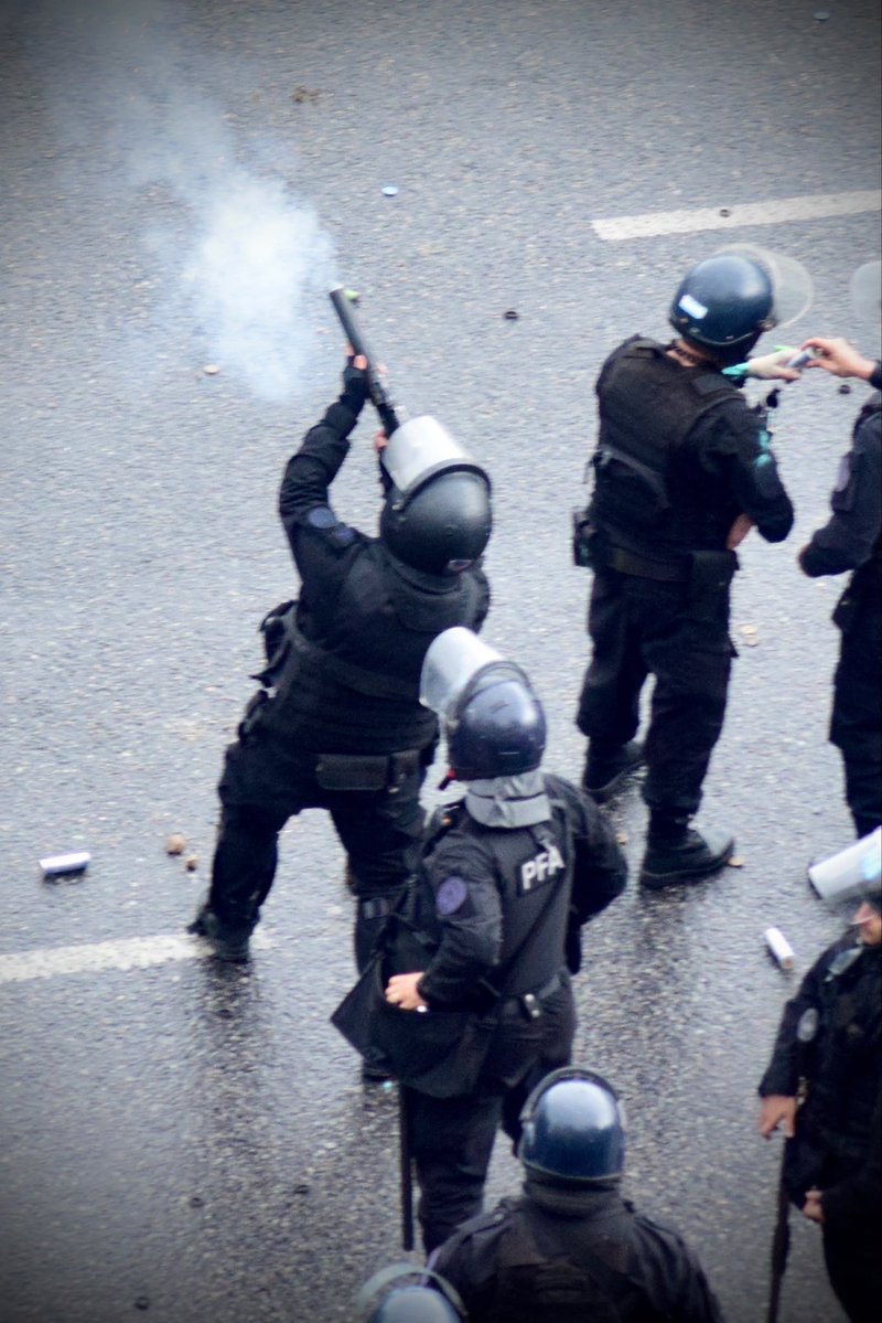 CastagnetoC's tweet photo. LA DEMOCRACIA EN JAQUE.

Cuándo fue que en nuestro país reclamar pacíficamente se transformó en una guerra contra el pueblo? 
El accionar criminal de las fuerzas disparando al pecho de los jóvenes, docentes y ciudadanos de a pie hoy, es la muestra de la postura que tiene el gobierno dictatorial de Milei. 
Los diputados que no dieron quorum y que se levantaban a hablar por teléfono para que no tratemos los principales problemas que destruyen a nuestra querida Nación, son cómplices.
Queremos derogar el DNU 70, porque es inconstitucional.
Queremos defender a las personas y familias con discapacidad y también a los jóvenes y docentes universitarios a quienes les roban el presente y lo que es peor aún, el futuro.
Queremos ayudar a los millones de argentinos y argentinas que se endeudaron porque este gobierno los ahogó.
Tanto Milei como Caputo, Bausili, Lugones, Monteoliva, los partidos dialoguistas, gobernadores vendidos y diputados que fomentan el odio, serán recordados en nuestra historia.
Lo de hoy, no debe suceder nunca más! 
Tenemos que ponernos firmes y decir basta a semejante atropello!