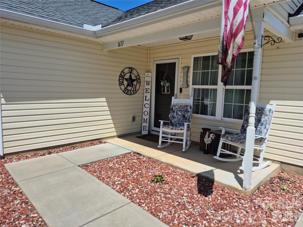 JanicePeeler's tweet photo. If you know someone that's looking for a new home, tag them! This could be the one they're looking for. https://t.co/hO0qKeKvGw