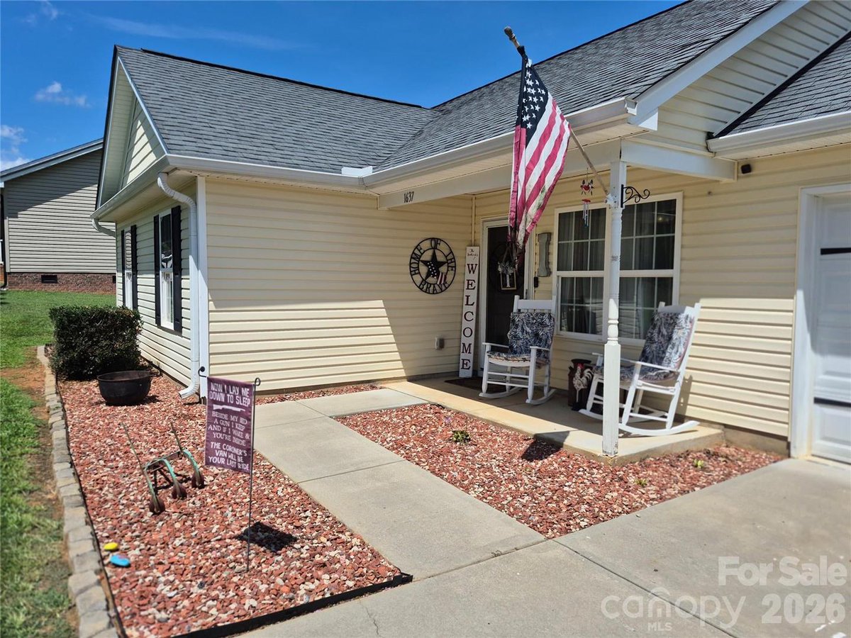 JanicePeeler's tweet photo. If you know someone that's looking for a new home, tag them! This could be the one they're looking for. https://t.co/hO0qKeKvGw