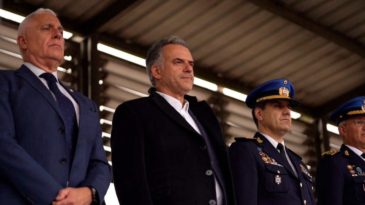 CNegro7's tweet photo. Junto al Presidente de la República, Yamandú Orsi, le dimos la bienvenida a más de 1000 aspirantes a agentes ejecutivos, que fueron seleccionados mediante un único llamado nacional y que comienzan su formación en escuelas policiales de todo el país.

Implementamos una nueva forma de ingresos, más aspirantes en menos tiempo. Ya ingresaron 1500 policías, que junto a los que están en formación, superarán los más de 2000 agentes ejecutivos. 

Estamos cumpliendo con el compromiso de gestión, asignando más recursos y utilizando mejor los que ya teníamos para fortalecer a nuestra Policía Nacional y la seguridad del Uruguay.