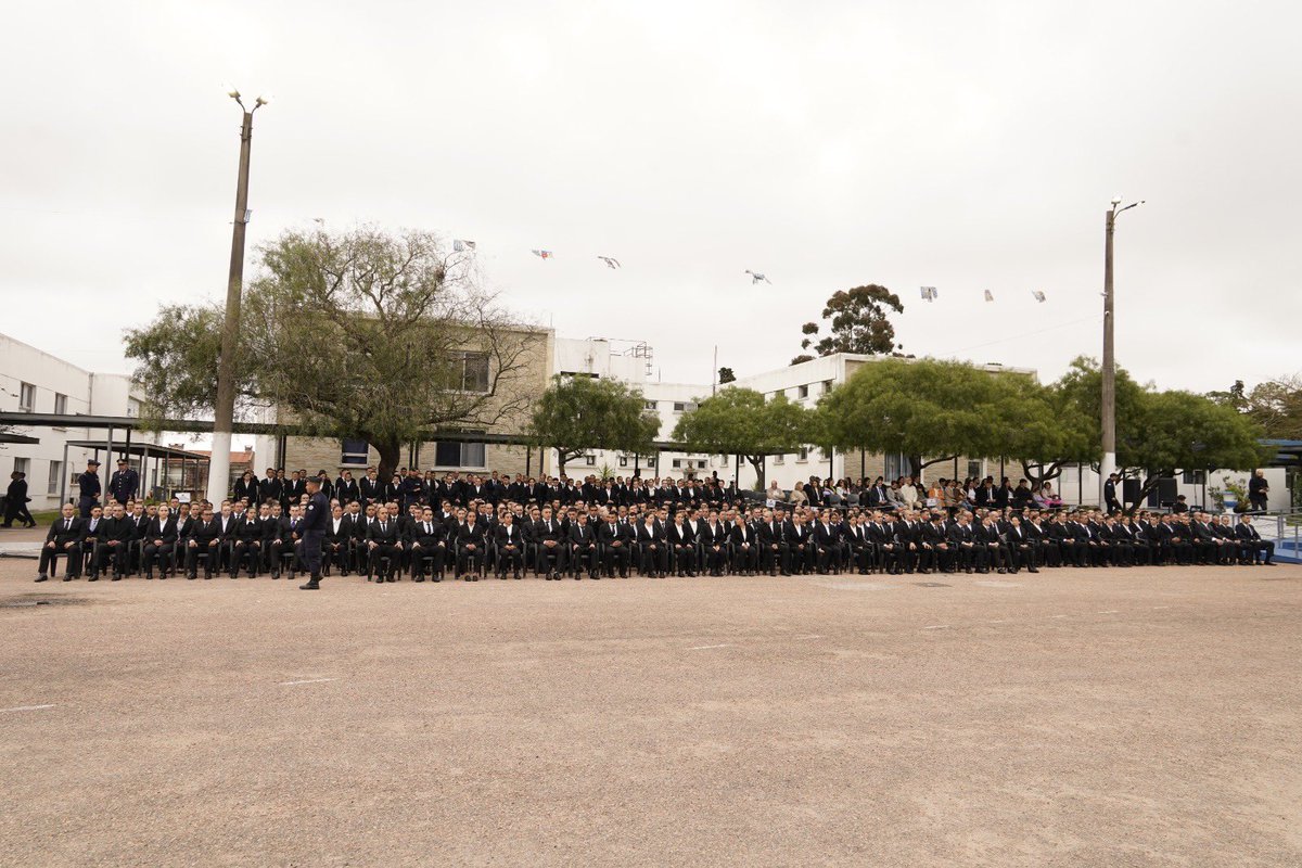 CNegro7's tweet photo. Junto al Presidente de la República, Yamandú Orsi, le dimos la bienvenida a más de 1000 aspirantes a agentes ejecutivos, que fueron seleccionados mediante un único llamado nacional y que comienzan su formación en escuelas policiales de todo el país.

Implementamos una nueva forma de ingresos, más aspirantes en menos tiempo. Ya ingresaron 1500 policías, que junto a los que están en formación, superarán los más de 2000 agentes ejecutivos. 

Estamos cumpliendo con el compromiso de gestión, asignando más recursos y utilizando mejor los que ya teníamos para fortalecer a nuestra Policía Nacional y la seguridad del Uruguay.