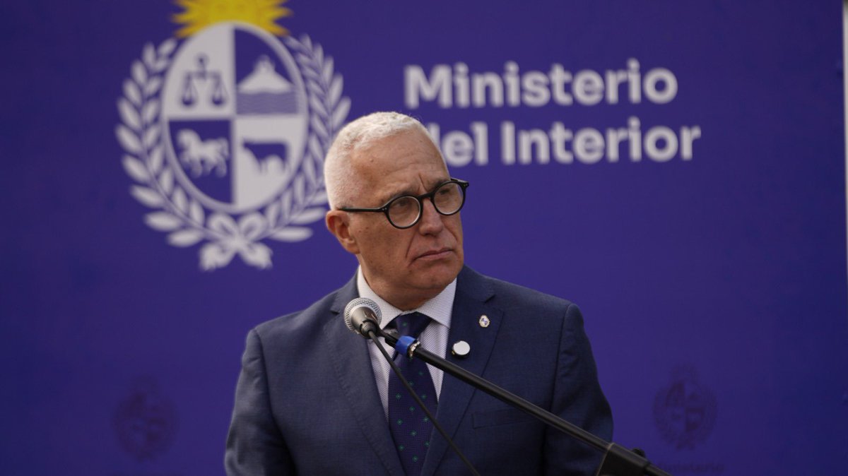 CNegro7's tweet photo. Junto al Presidente de la República, Yamandú Orsi, le dimos la bienvenida a más de 1000 aspirantes a agentes ejecutivos, que fueron seleccionados mediante un único llamado nacional y que comienzan su formación en escuelas policiales de todo el país.

Implementamos una nueva forma de ingresos, más aspirantes en menos tiempo. Ya ingresaron 1500 policías, que junto a los que están en formación, superarán los más de 2000 agentes ejecutivos. 

Estamos cumpliendo con el compromiso de gestión, asignando más recursos y utilizando mejor los que ya teníamos para fortalecer a nuestra Policía Nacional y la seguridad del Uruguay.