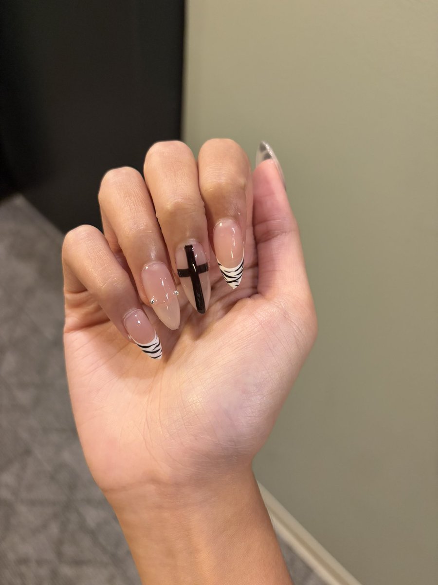 seishans's tweet photo. bf saw these first #NewNails ? https://t.co/O94SqUEupQ