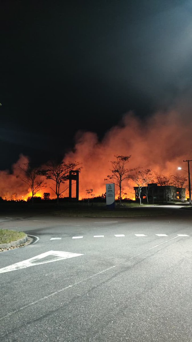 beatrizcaminha's tweet photo. Muito assustada recebendo a imagem da UFPA de Castanhal incendiada. A universidade sempre foi um espaço de resistência e educação crítica. 

A UFPA já vinha sofrendo ameaças dos extremistas. Se for um incêndio criminoso, que sejam investigados e punidos! Minha solidariedade. https://t.co/6lMCy0SP8j