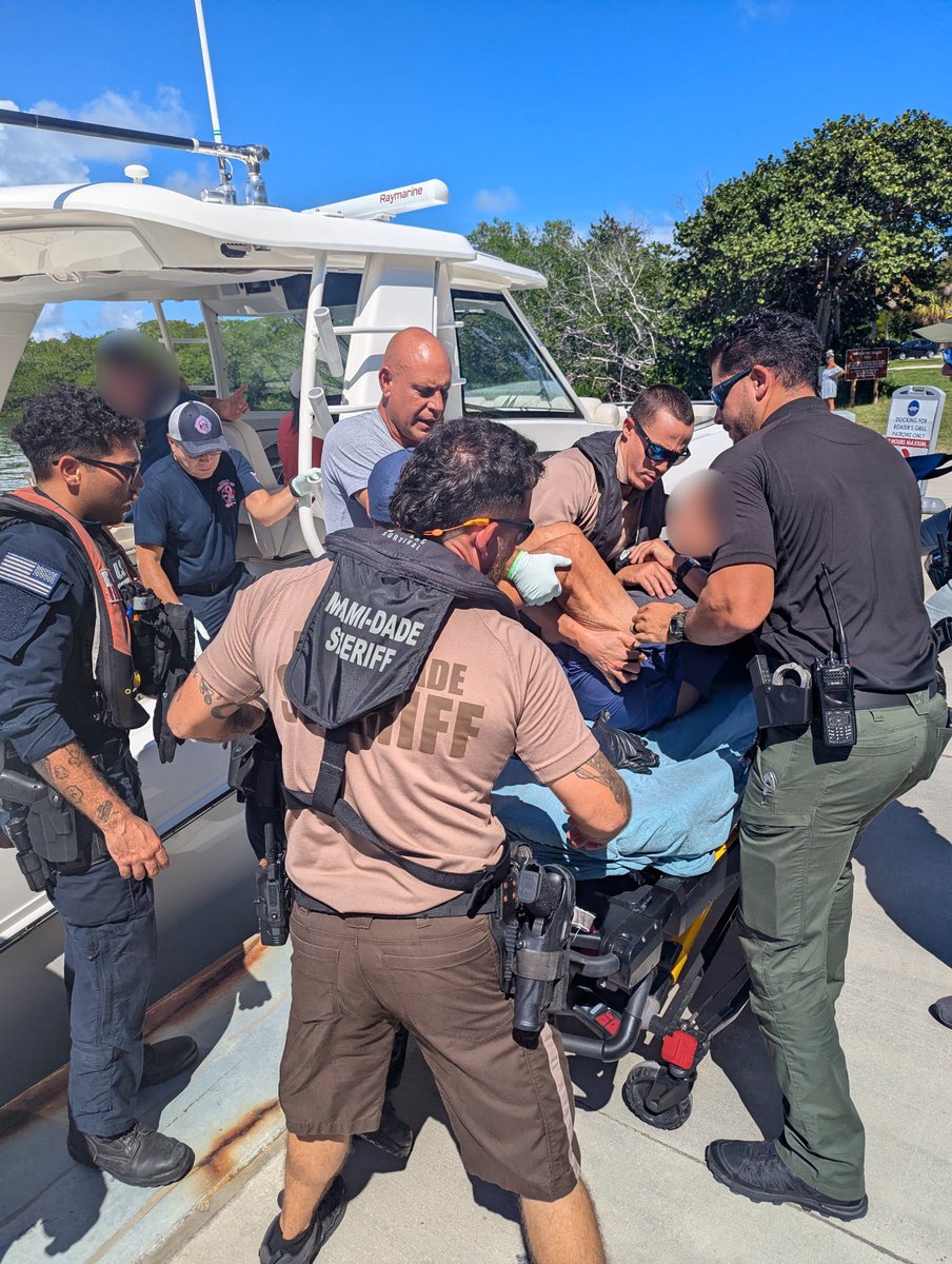 USCGSoutheast's tweet photo. A @USCG Station Miami crew assisted partner agencies Thursday after a person aboard a vessel reportedly experienced stroke like symptoms 15 miles east of Key Biscayne. The patient was transferred to EMS.

Our crews remain ready to respond to emergencies at sea. https://t.co/4j7rP0ufh0