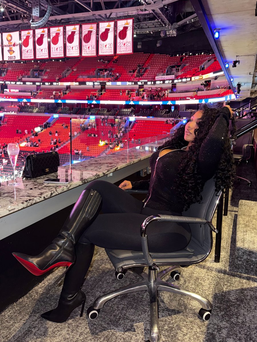 wavecheckers's tweet photo. Ari at the Miami Heat preseason game 🏀🖤 https://t.co/iKZSRZM3k3