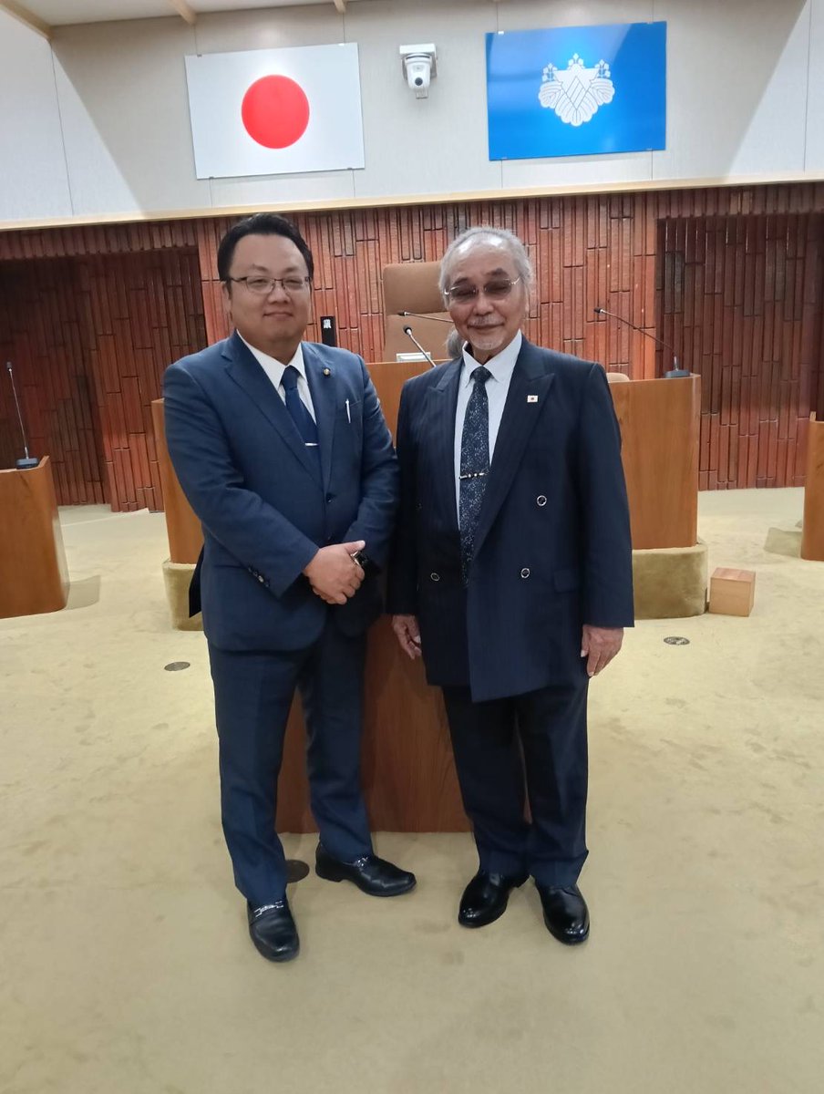 eishima_mamoru's tweet photo. 10月14日、大分県由布市議会議会活性化調査特別委員会の皆様を行政視察にお迎えいたしました。

視察団には、全国議長会、社会文教委員会でともに学ぶ佐藤議長のお姿もあり、うれしい再会の機会にもなりました。

開始当初はやや緊張感も見受けられましたが、議会改革、議員報酬や議員定数削減等についての意見・討論を交わすうちに次第に打ち解け、互いに理解を深める貴重な機会となりました。

視察を終える頃には皆様にも大変喜んでいただき、私自身にとっても有意義な交流となりました。

最後は温かな雰囲気の中、皆様をお見送りしました。