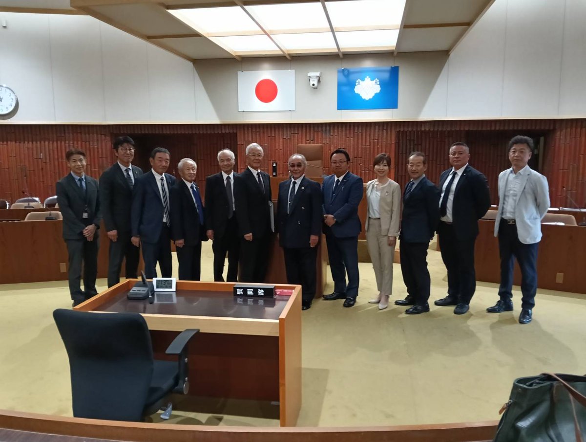 eishima_mamoru's tweet photo. 10月14日、大分県由布市議会議会活性化調査特別委員会の皆様を行政視察にお迎えいたしました。

視察団には、全国議長会、社会文教委員会でともに学ぶ佐藤議長のお姿もあり、うれしい再会の機会にもなりました。

開始当初はやや緊張感も見受けられましたが、議会改革、議員報酬や議員定数削減等についての意見・討論を交わすうちに次第に打ち解け、互いに理解を深める貴重な機会となりました。

視察を終える頃には皆様にも大変喜んでいただき、私自身にとっても有意義な交流となりました。

最後は温かな雰囲気の中、皆様をお見送りしました。