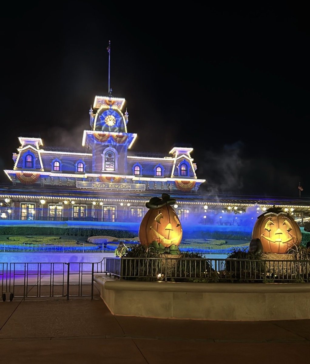 AbbeyInEpcot's tweet photo. disney question of the day: do you dress up in costume when you attend mickey’s not so scary halloween party or oogie boogie bash?

the first time i went to MNSSHP, my friends and i wore subtle sully, mike, and boo costumes. we got a great shoutout at the laugh floor! https://t.co/zEjfAnnMeS
